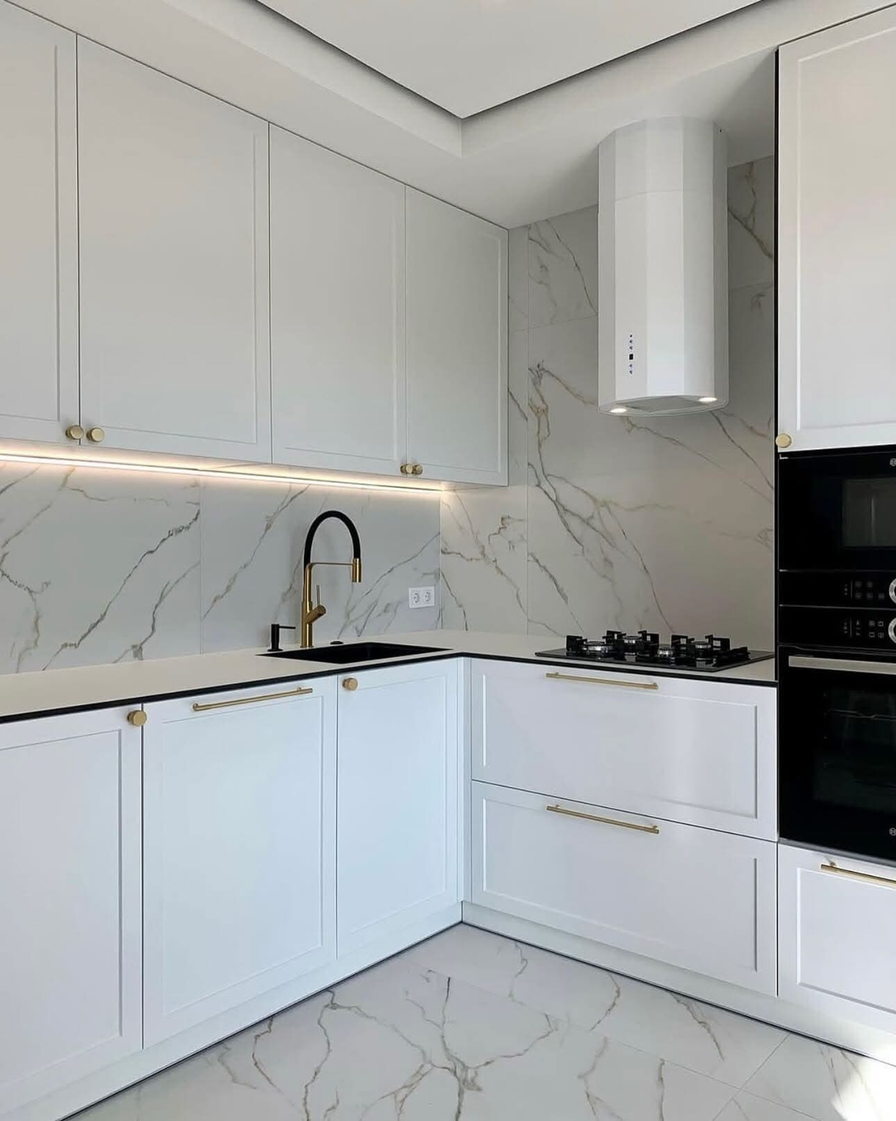 Biblioteka w kamienicy w Poznaniu