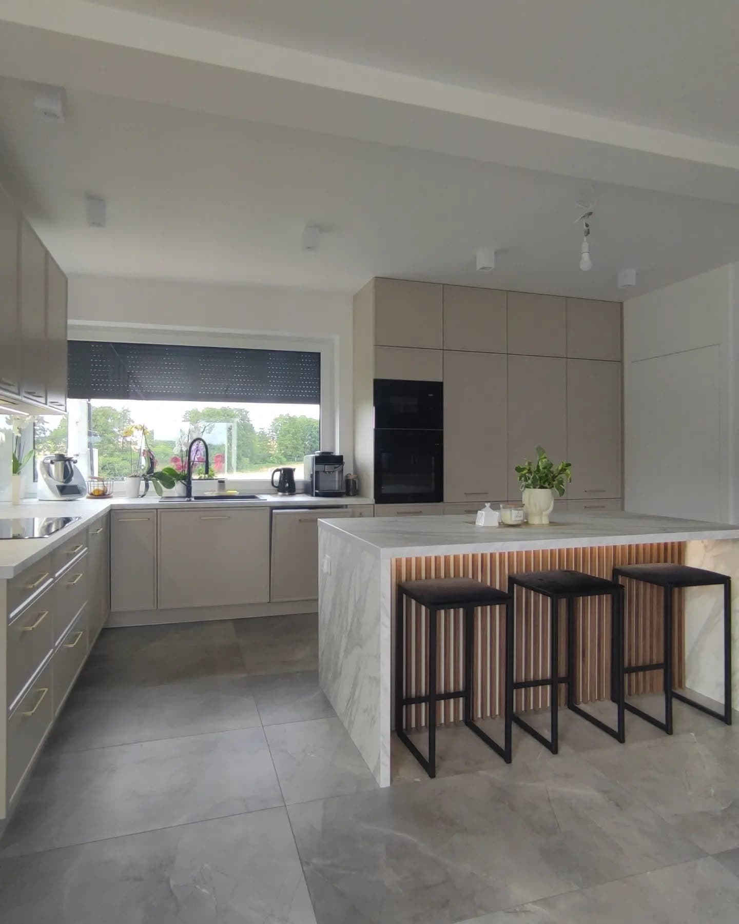 Ściana garderobiana w Warszawie